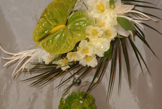 bqt. marie : anthurium avec bijou,alstro ,plume et pinochio vert