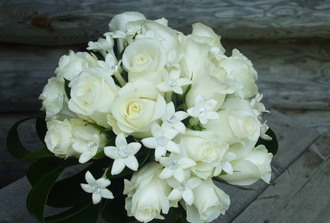 bqt. roses blanches ,stphanotis