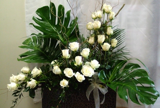 2- roses blanches ,salix, monstras,ruscus