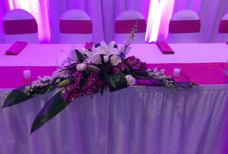 centre table couleur mauve et  blanc 