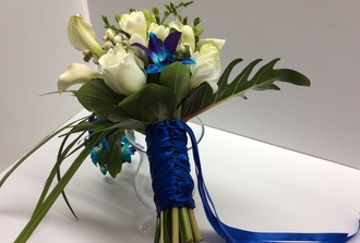 ruban bleu pour embellir le bouquet de la marie