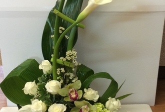 31- lys calla,roses blanches hydrnag 2 orchids verts 