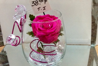 rose ternelle fushia,cristaux dans vase ballon transparent