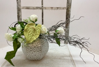 vase gris et blanc,anthurium vert, rose blanche et salix 