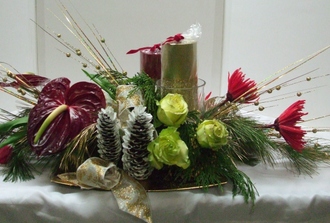 centre table rouge et roses  vertes.cocottes et chandelles